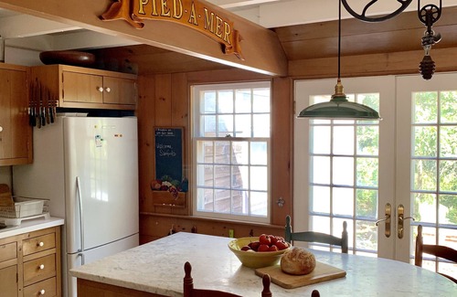 Beach Hampton Cottage | WALK TO THE OCEAN ON A SANDY LANE