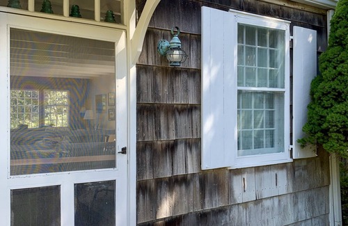 Beach Hampton Cottage | WALK TO THE OCEAN ON A SANDY LANE