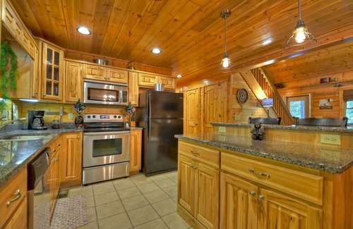 Ellijay Cabin | Walk to the River! 3 Story Cabin w/Firepit~ Games ~ Fireplace~Covered deck!