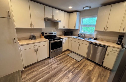San Marcos House | Walk to the River - Modern Pet-Friendly Home - Minutes from Texas State
