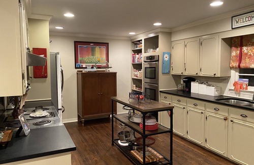 Oxford House | Walk to the Square and the Grove!