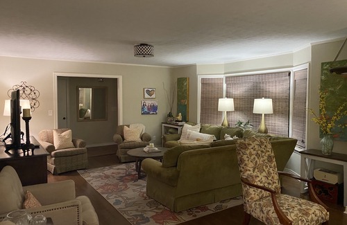 Oxford House | Walk to the Square and the Grove!