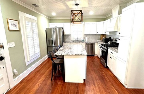 Marietta House | Walk to the Square - Marietta’s Bluebird Bungalow
