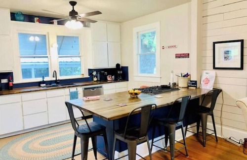 Georgetown House | Walk to The Square & SU—Live the Old Town Life