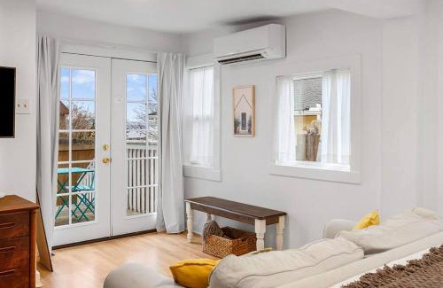 North End Apartment | Walk to the waterfront! The Hobbit House
