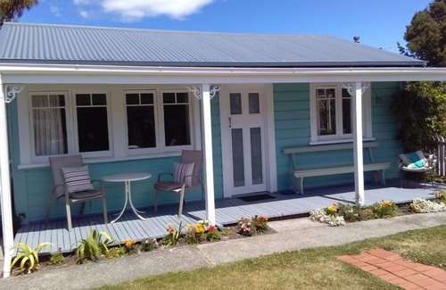 Mapua Cottage | Walk to the wharf and village