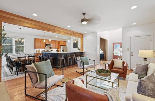 Purcellville House | Walk to Top-Rated Restaurants & Trails! 7BR w/HotTub Gazebo & Built-in FirePit!