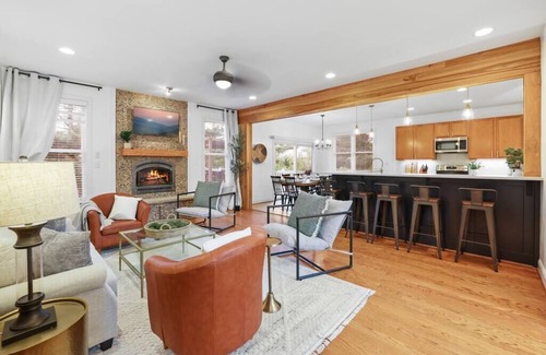 Purcellville House | Walk to Top-Rated Restaurants & Trails! 7BR w/HotTub Gazebo & Built-in FirePit!