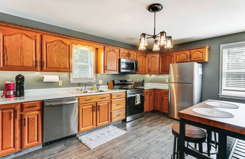 Historic Downtown Bedford Apartment | Walk to Town: Charming Unit w/Balcony in Bedford!