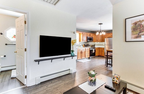 Historic Downtown Bedford Apartment | Walk to Town: Charming Unit w/Balcony in Bedford!