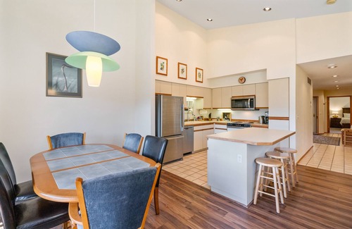 Downtown Leavenworth Condo | Walk to Town Mountain & Golf Course Views Hot Tub & seasonal pool