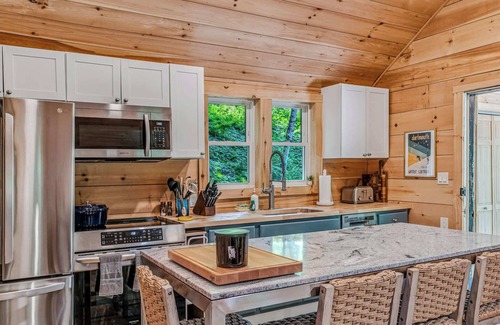 Woodstock House | Walk to Trails & Village +Pets | Trailside Cottage