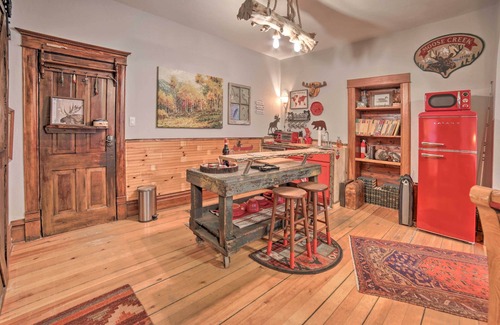 Sturgeon Bay Apartment | Walk to Waterfront: Dtwn Sturgeon Bay Retreat!
