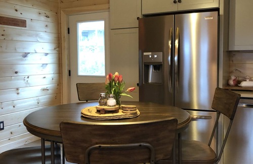 Meredith House | Walk to wedding venues, shops, dining, hiking, movies, ice cream & dog friendly.