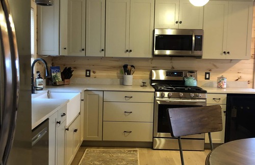 Meredith House | Walk to wedding venues, shops, dining, hiking, movies, ice cream & dog friendly.