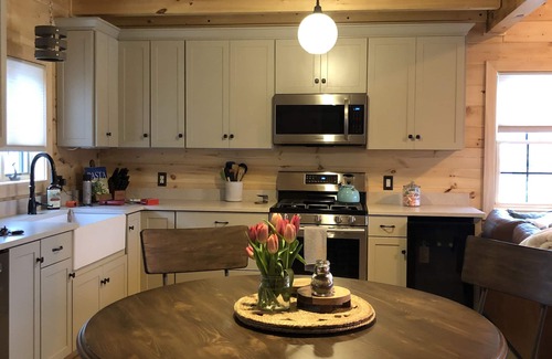 Meredith House | Walk to wedding venues, shops, dining, hiking, movies, ice cream & dog friendly.