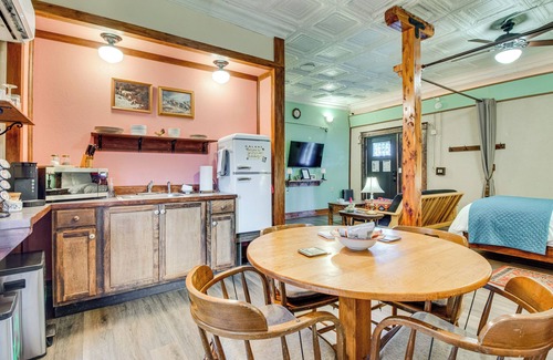 Cotter Apartment | Walk to White River: Cozy Studio, Driftys Hideaway