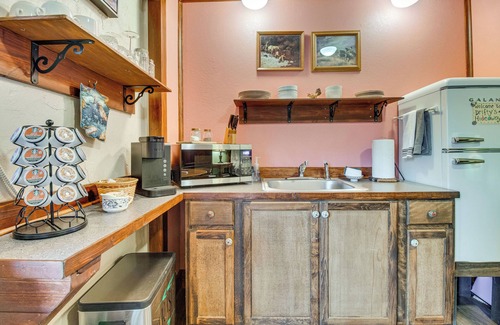 Cotter Apartment | Walk to White River: Cozy Studio, Driftys Hideaway