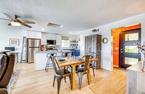 Cloverdale House | Walk to Winema Road Beach: Home w/Hot Tub!