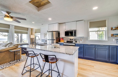 Cloverdale House | Walk to Winema Road Beach: Home w/Hot Tub!