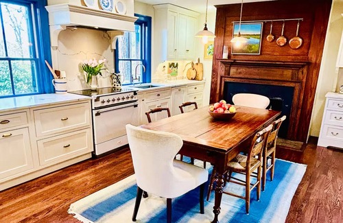 Waterford House | Walk to Wineries from Historic Village Estate