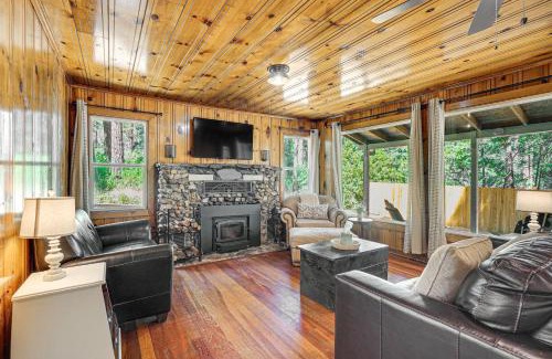 Forest Meadows House | Walk to Winery Cozy Cabin with Fire Pit in Murphys