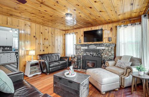 Forest Meadows House | Walk to Winery Cozy Cabin with Fire Pit in Murphys