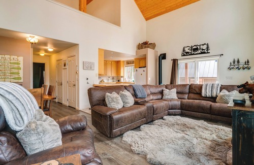 Pla-Vada Woodlands Cabin | Walk to Yuba River & Beach: Pet-Friendly Cabin