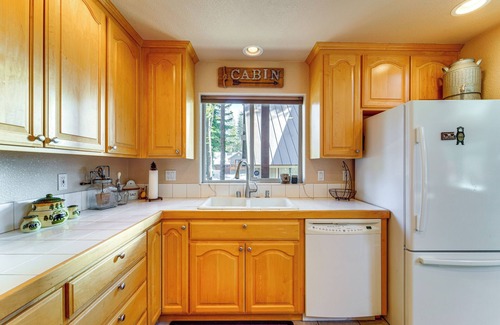 Pla-Vada Woodlands Cabin | Walk to Yuba River & Beach: Pet-Friendly Cabin