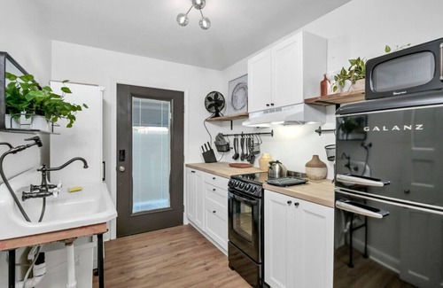 Columbia House | Walk West Cola Mini Pad | Tiny House | Shared Yard
