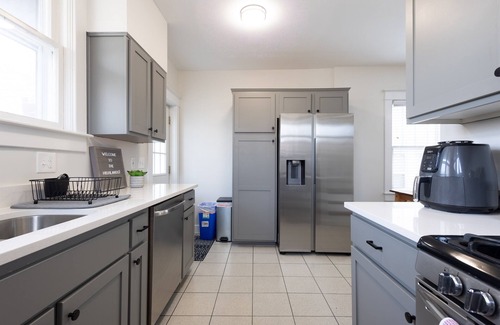 Deer Park House | Walkable attractions Central Location Firepit