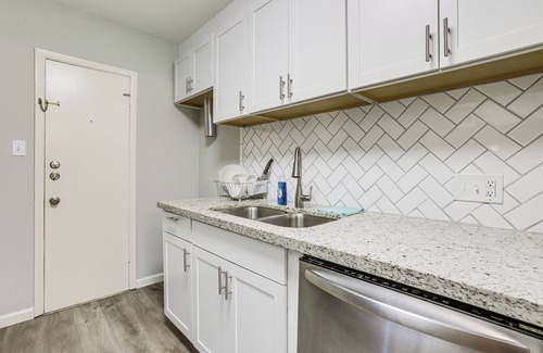 Houston Condo | Walkable Condo in Uptown: 2 Mi to Houston Galleria