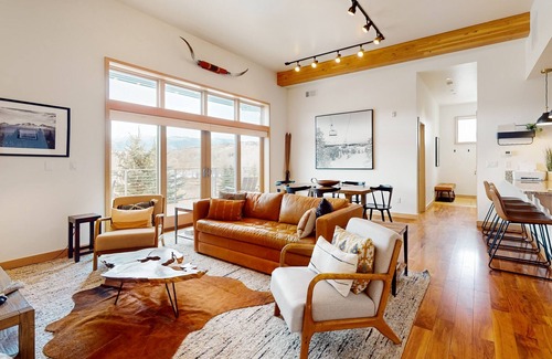 Eagle Condo | Walkable condo with mountain-view deck, firepit & bar/restaurant downstairs