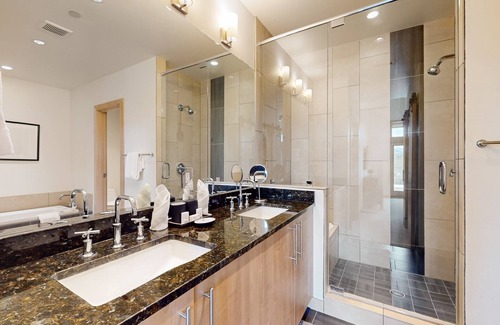 Eagle Condo | Walkable condo with mountain-view deck, firepit & bar/restaurant downstairs