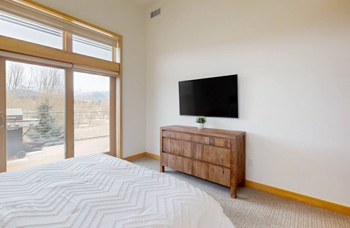 Eagle Condo | Walkable condo with mountain-view deck, firepit & bar/restaurant downstairs