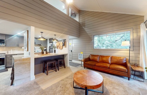 Mammoth Lakes Condo | Walkable Corner Condo w/Fireplace & Shared Pool/Hot Tub/Sauna/Tennis