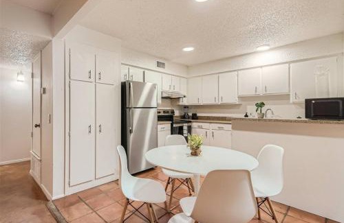 Bouldin Apartment | Walkable Dtwn 2B Getaway - Sleeps 5 - Pool, Prkg