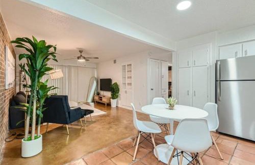 Bouldin Apartment | Walkable Dtwn 2B Getaway - Sleeps 5 - Pool, Prkg