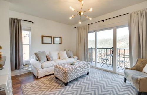 Central Business District Apartment | Walkable Lynchburg Condo with Private Balcony