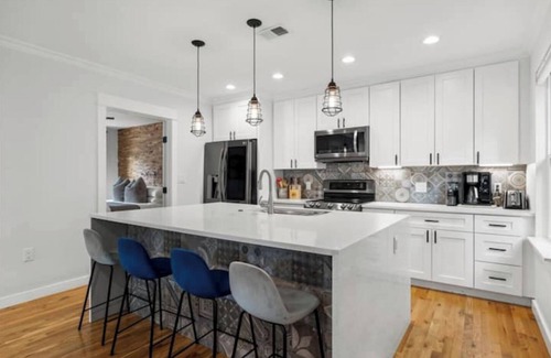 Holly House | Walkable MCM 2Bedroom House - Perfect Location!
