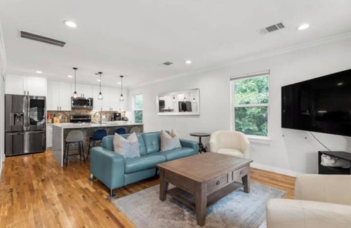 Holly House | Walkable MCM 2Bedroom House - Perfect Location!