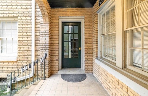 Hannon Park Condo | Walkable Midtown Condo Under the Oaks