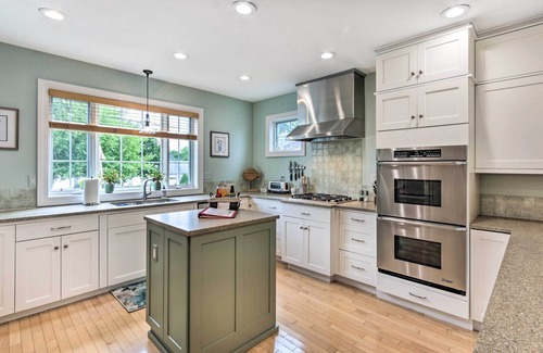 East Shore Cottage | Walkable New Haven Retreat w/Ocean Views!