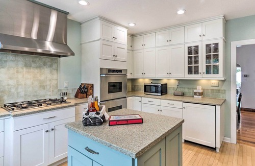 East Shore Cottage | Walkable New Haven Retreat w/Ocean Views!