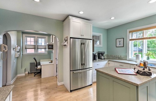 East Shore Cottage | Walkable New Haven Retreat w/Ocean Views!