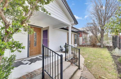 Govalle House | Walkable Oasis and Guest Suite with Pickleball Court
