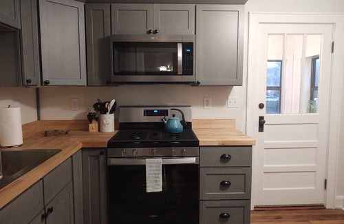North Charleston House | Walkable Park Circle Home! Central location to everything Charleston.