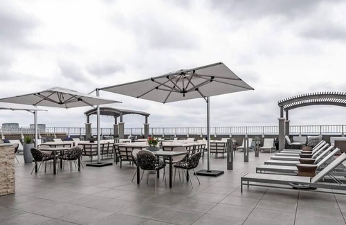 Rittenhouse Row Apartment | Walkable Public Transits | AC & In-unit Washer | nr City Center