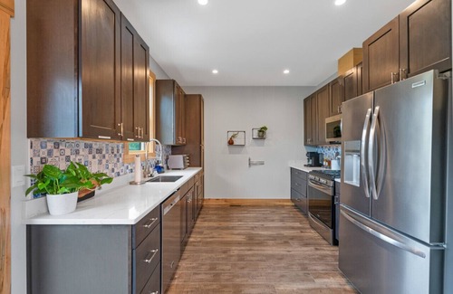 Black Mountain House | Walkable retreat with Hot tub