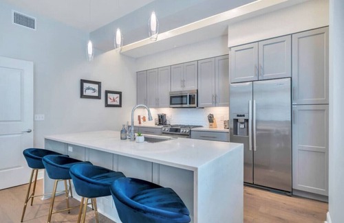 Central Business District Condo | Walkable St Charles Ave | Streetcars, Gym, Pool!